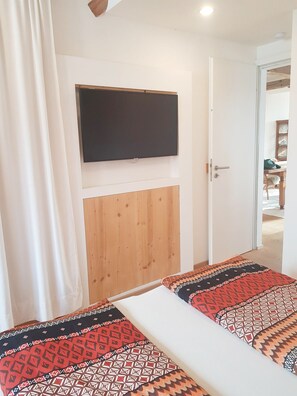 2 bedrooms, desk, iron/ironing board, travel cot