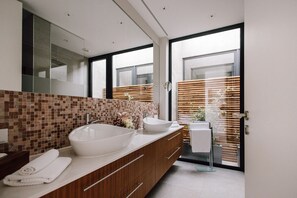 Douche, séchoir à cheveux, serviettes fournies, savon
