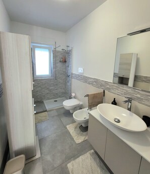 Dusche, Haartrockner, Bidet, Handtücher