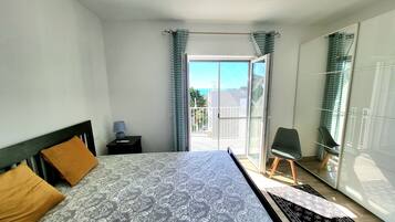 3 bedrooms, iron/ironing board, bed sheets