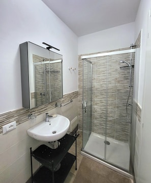 Douche, sĂšche-cheveux, bidet, serviettes fournies