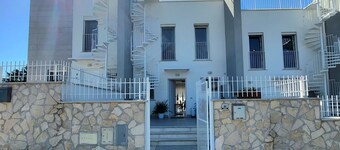 Villino Andromeda, detached solution in Gaeta in private park.