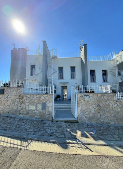 Villino Andromeda, detached solution in Gaeta in private park.