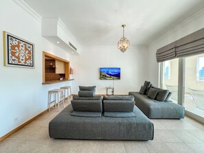 Living area - Upgraded 2BR Apartment at the Beach (Dubai)