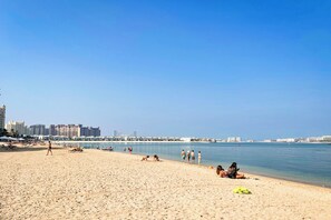 Accommodatie ligt op het strand, 5 strandbars