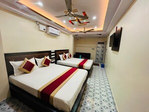 Kahden hengen perhehuone (yksi tai kaksi sänkyä) | Tallelokero huoneessa, työpöytä