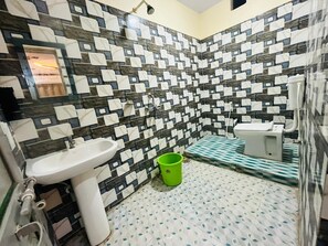 Kahden hengen standard-huone, tupakointi kielletty | Kylpyhuone | Suihku, ilmaiset hygieniatuotteet, tohvelit, pyyhkeet