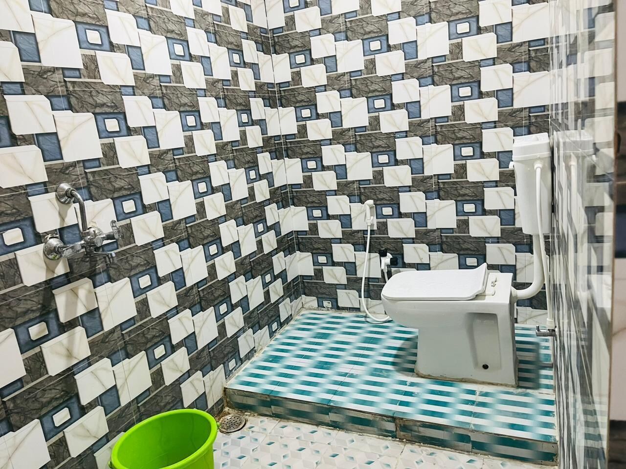 Standard Double Room, Non Smoking | Bathroom | Shower, free toiletries, slippers, towels