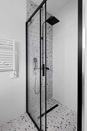 Shower, free toiletries, towels - Chic Oasis Poolside Residence by Nomads (Paphos)