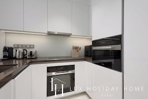 Apartamento, sacada, vista para a lagoa | Cozinha privada | Cadeirão de bebê