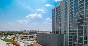 Exterior - LUX | 2BR Lagoon View – District One, 10–15 min Burj Khalifa (Dubai)