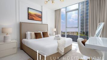 Apartemen, balkon, pemandangan laguna | 2 kamar tidur, tirai kedap cahaya, dan setrika/meja setrika