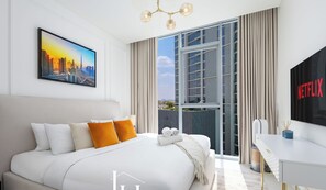 Een moderne hotelkamer met een groot bed, een stadsgezichtschilderij, een balkon met gordijnen, een bureau met Netflix-bord en uitzicht op gebouwen.