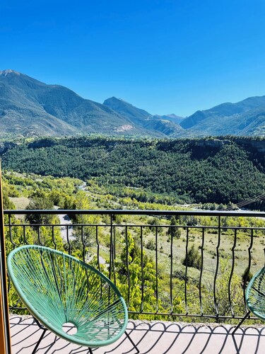 Mountain house with breathtaking view of the Guil river