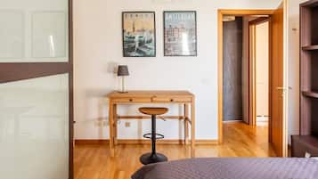 1 slaapkamer, een strijkplank/strijkijzer, wifi, beddengoed