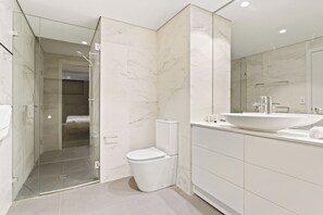 Shower, hair dryer, towels - Modern 1BR Apartment with Balcony, Steps from Waverton Station (Waverton)