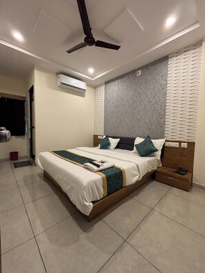 Phòng đôi Deluxe, quang cảnh thành phố | Bộ đồ giường kháng dị ứng, bàn, giường gấp/giường phụ (phụ phí) 