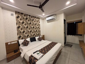 Hypo-allergenic bedding, desk, rollaway beds, free WiFi