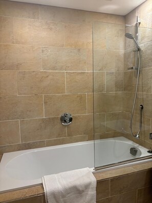 Apartment, 1 Bedroom, Accessible, Garden View | Bathroom