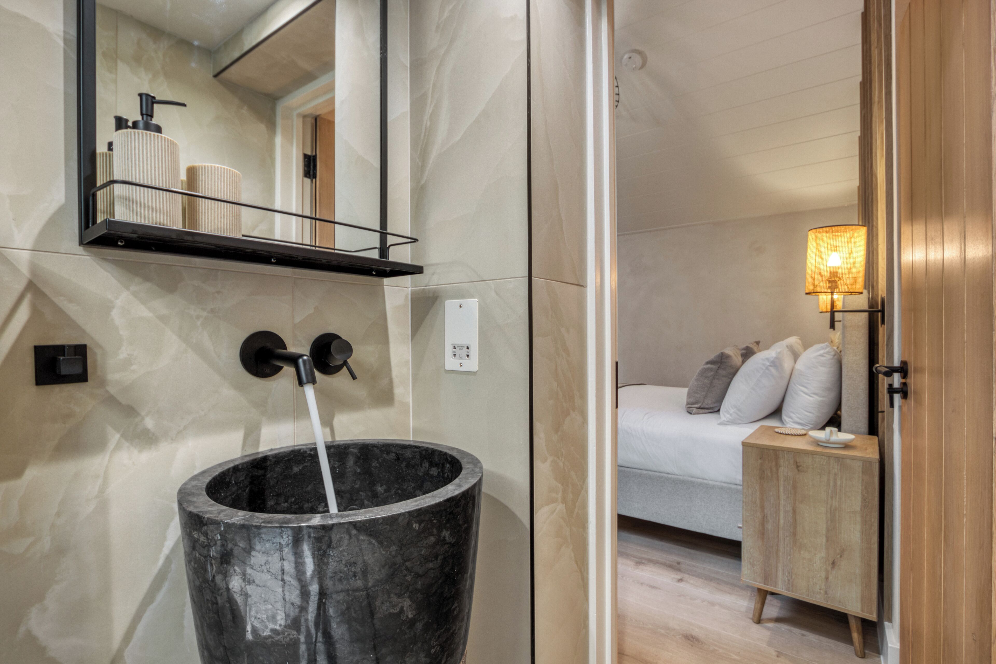 Een haardroger, handdoeken