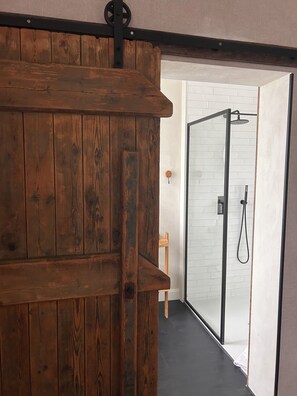Haartrockner, Handtücher, Seife, Shampoo