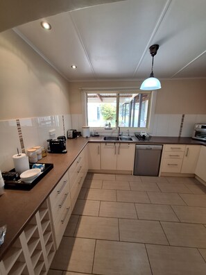 Fridge, microwave, oven, stovetop - Family Getaway - Cosy Retreat On Yorke with 10 Mins to Beach   (Kadina)