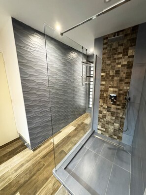 Haartrockner, Handtücher, Toilettenpapier