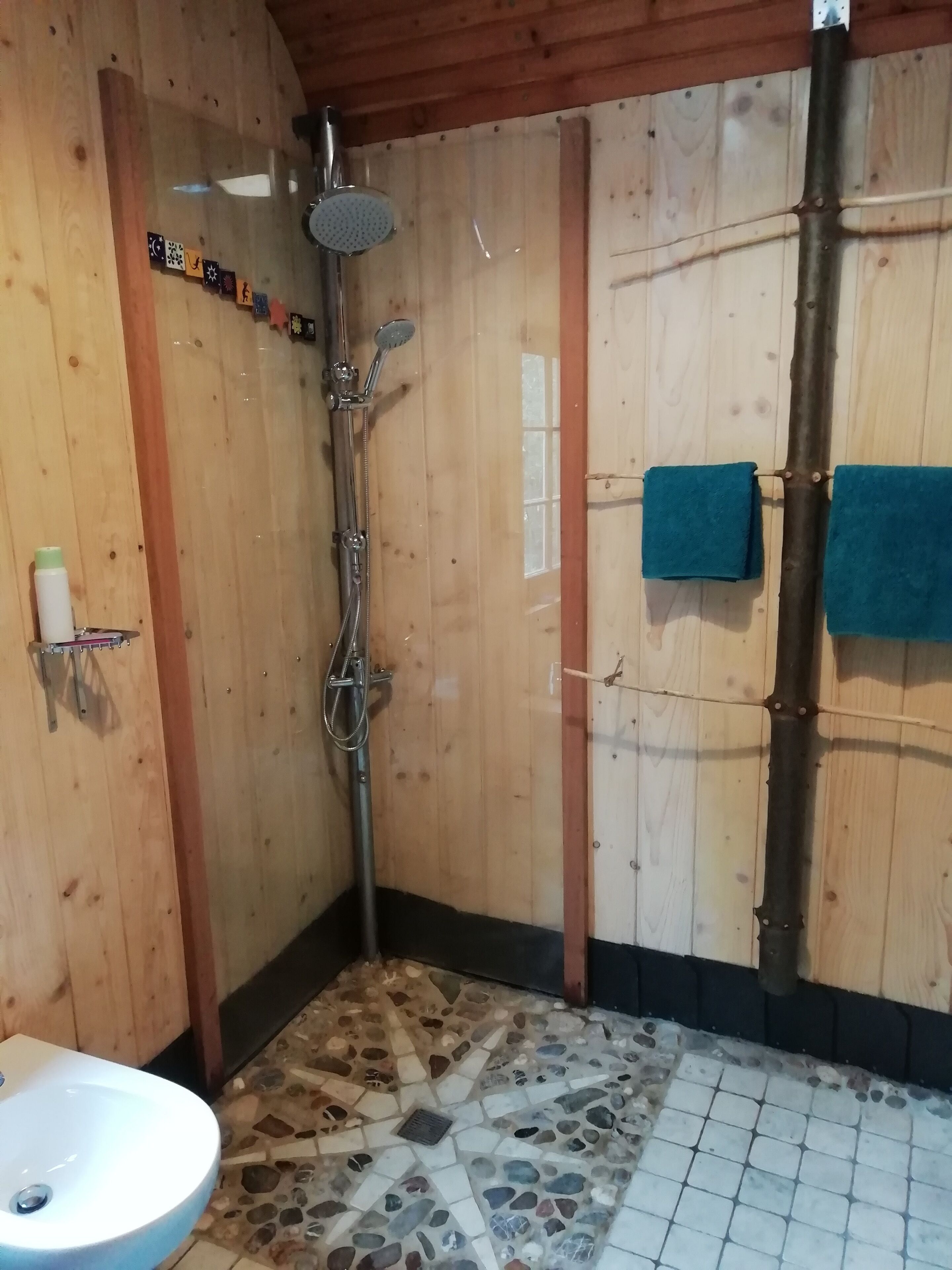 Chuveiro, secador de cabelo, bidê, toalhas de banho