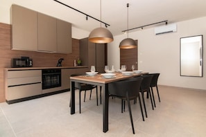 Superior House, 3 Bedrooms | Private kitchen