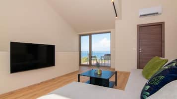Casa superior, 3 quartos | Área de estar | TV de tela plana