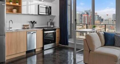 "Sapphire" Calgary Tower Views | Bright Studio| AC