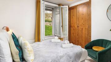 2 bedrooms, iron/ironing board, WiFi, bed sheets