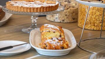 Petit déjeuner buffet (12 EUR par personne)