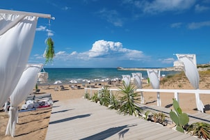 Playa privada, sillas reclinables de playa, sombrillas