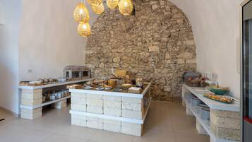 Colazione a buffet, servita tutte le mattine (12 EUR a persona)