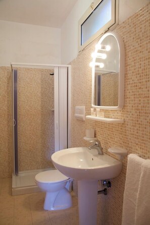 Shower, hair dryer, towels, soap - VILLAGGIO CAMPING SCIALMARINO (Vieste)