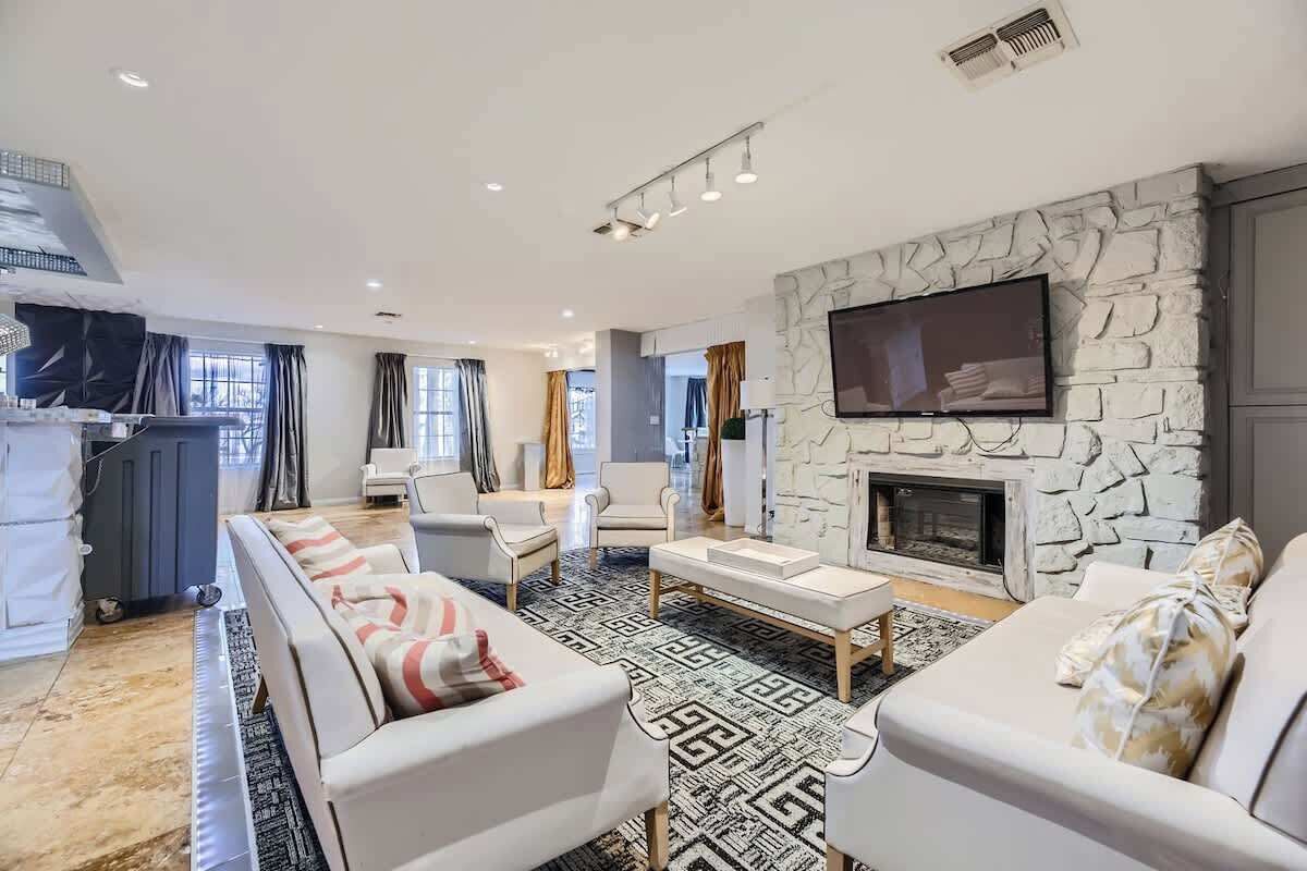 TV, peis og kontorer