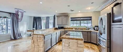 Kühlschrank, Mikrowelle, Herdplatte, Geschirrspüler