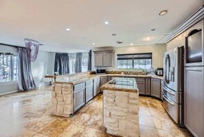 Fridge, microwave, stovetop, dishwasher