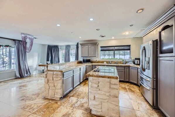 Frigorífico, microondas, placa de cocina y lavavajillas