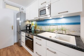 Fridge, microwave, oven, stovetop - Domizil Waldstraße 03 - centrally located accommodation on the first floor for 4 people (Zinnowitz)