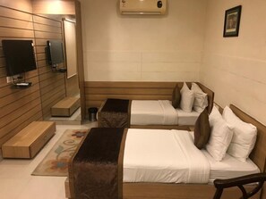 Free WiFi, bed sheets - Goroomgo City Square Hisar (Hisar)