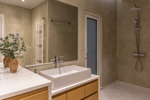 House | Bathroom - Acropolis Museum Retreat - 2 Bedroom Apartment (Athens)