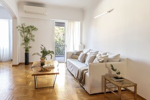 Living area - Acropolis Museum Retreat - 2 Bedroom Apartment (Athens)