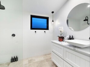 Douche, sèche-cheveux, serviettes fournies