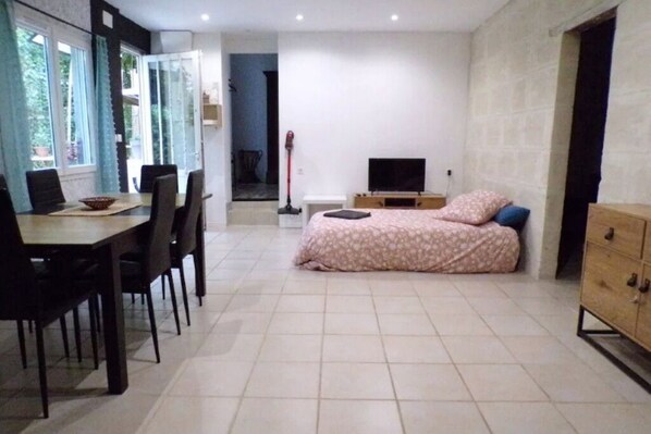 1 chambre, fer et planche à repasser, Wi-Fi, draps fournis