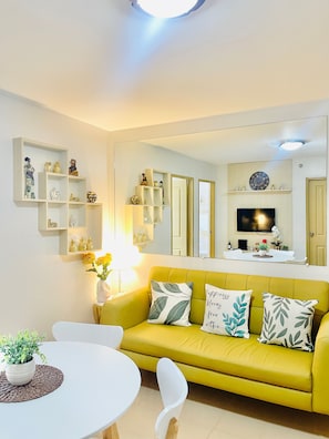 FamiljelÀgenhet - 2 sovrum - icke-rökare - balkong | Vardagsrum | 32-tums smart-tv med digitalkanaler