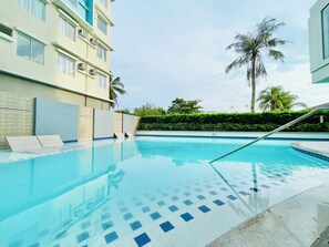 Outdoor pool - One Spatial Iloilo (Iloilo)