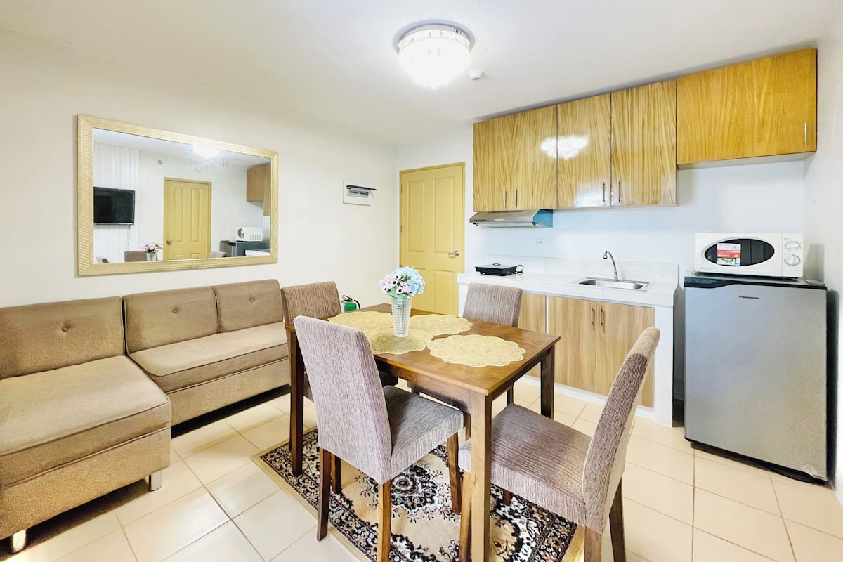 Departamento Prestigio, 2 habitaciones, acceso a la alberca | Sala de estar | Smart TV de 32 pulgadas con canales digitales