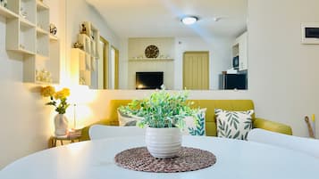 Family Condo, 2 Bedrooms, Non Smoking, Balcony | Living room | 32-inch Smart TV with digital channels